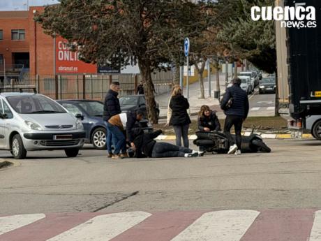 Accidente entre una moto y un coche en la avenida Mediterráneo de Cuenca
