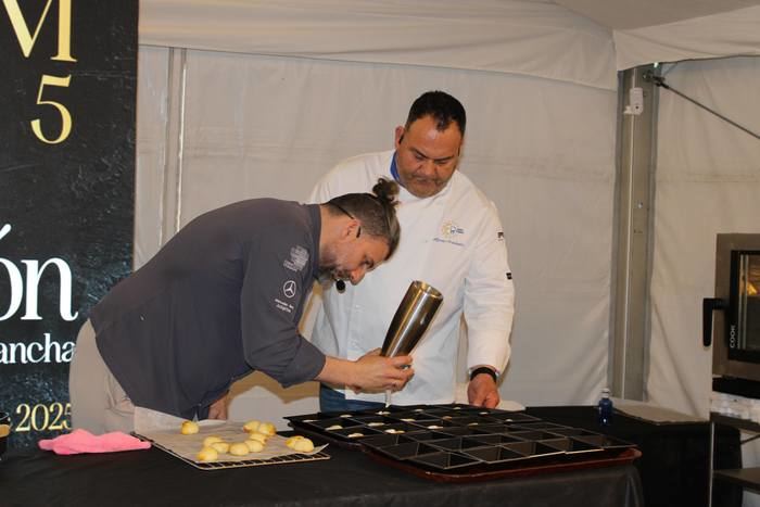 El público responde de manera mayoritaria a las primeras catas y al showcooking inicial de Feracam