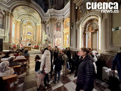 El cielo impide el caminar de la Virgen de las Angustias hacia la Puerta de Valencia