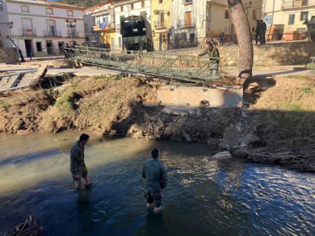 El Ejército de Tierra instala una pasarela en Mira para paliar los daños causados por las inundaciones