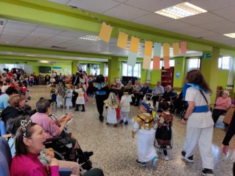 El Colegio Federico Muelas celebra el Carnaval junto a sus mayores