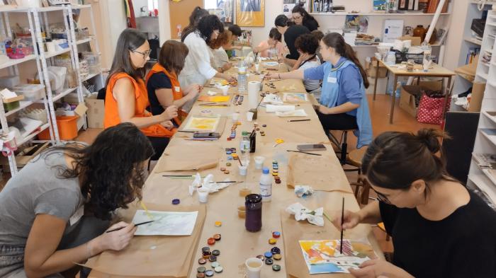 Participantes del taller durante una de las sesiones en el Museo de Obra Gráfica de San Clemente