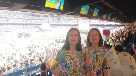 Las hermanas Lara, en el Santiago Bernabéu con el papa León XIV
