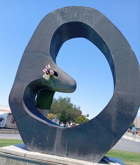 ADEVIDA conmemora el 5 de julio con una ofrenda floral en la escultura dedicada al embrión y presenta su balance de actividad