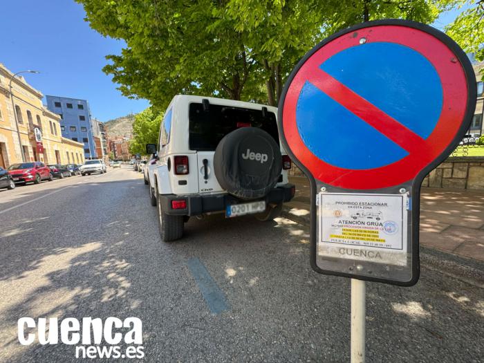 Señal que indica la prohibición de estacionar en varias calles de la capital