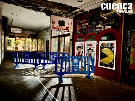 Cortado el pasaje de la Calle Carretería por el desprendimiento de parte del techo