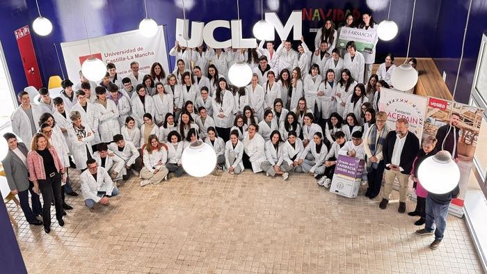 Velilla Group y ACEPAIN unen lazos para dotar de batas de laboratorio al alumnado de primer curso e investigadores de la Facultad de Farmacia de la UCLM