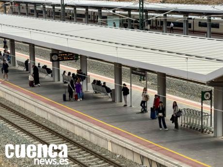 Adif trabaja para retirar el tren que provocó el corte eléctrico en Chamartín y advierte de retrasos importantes