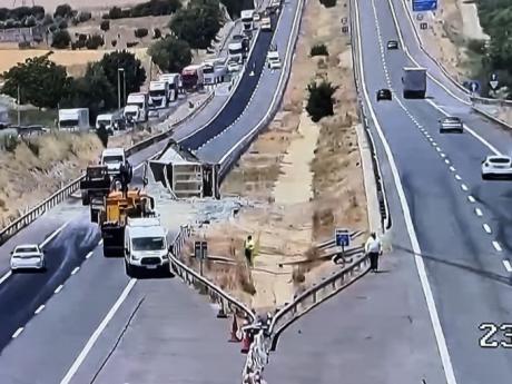 Restablecido el tráfico en la A-3 tras el vuelco de un tráiler en Belinchón