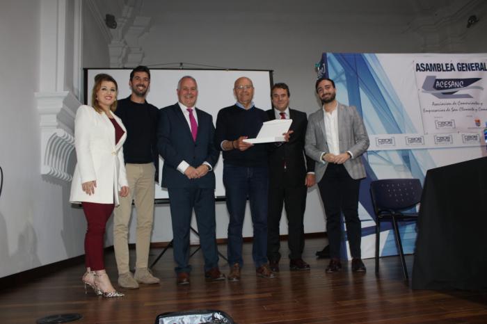 Emotivo reconocimiento a José Esteso en la Asamblea General de los empresarios de San Clemente