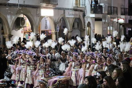 Mota del Cuervo vibra con un Gran Desfile de Carnaval marcado por el viento