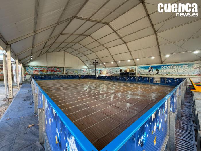 Navicuenca estrena pista de hielo en Cuenca con chocolate caliente para los primeros visitantes