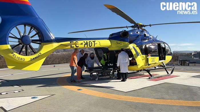 El helicóptero sanitario “Gigante 3” aterriza en el helipuerto del HUCU durante el simulacro de emergencia previo a la apertura del nuevo hospital.