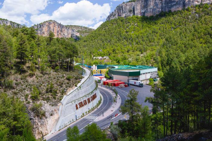 El manantial de Solán de Cabras y su planta de envasado apagan la luz en favor del planeta