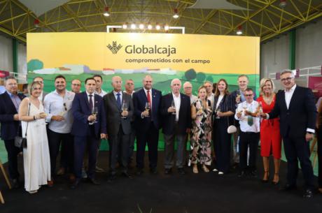 La entidad financiera vuelve a apostar por el ajo morado en la Feria Internacional de Las Pedroñeras