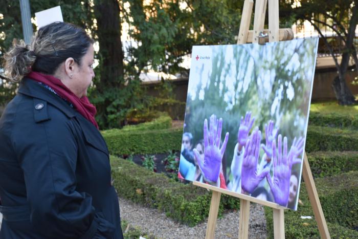 Los jardines de la Diputación acogen una exposición de fotografía de Cruz Roja sobre la violencia de género