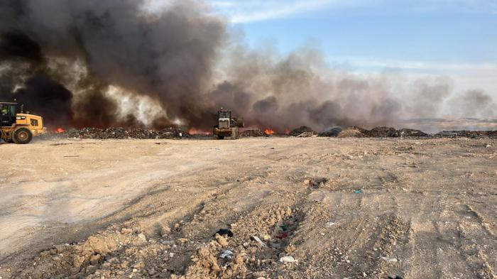 Más de diez máquinas pesadas trabajan sin descanso para sofocar el incendio en la planta de residuos de Cuenca