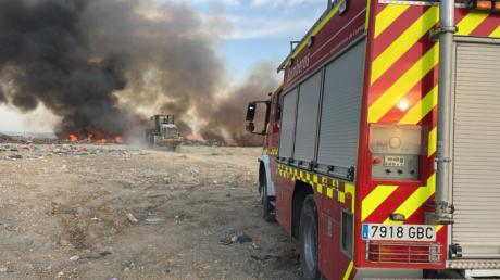 Más de diez máquinas pesadas trabajan sin descanso para sofocar el incendio en la planta de residuos de Cuenca