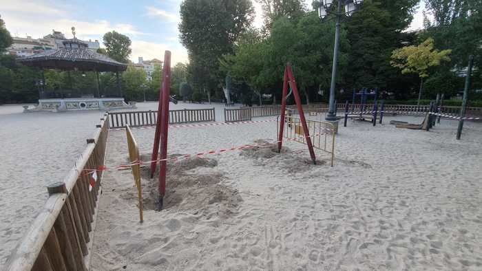 Comienza el desmontaje del área infantil del Parque de San Julián