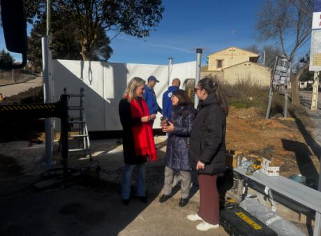 Vara de Rey estrena nueva marquesina dentro del plan de mejora de paradas de autobús