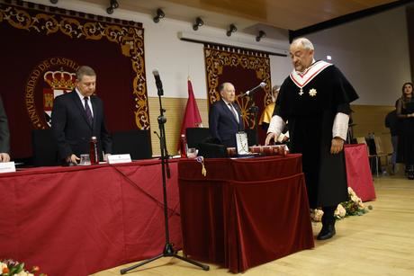 Garde apuesta por la empleabilidad, la innovación y la mejora de la financiación en su investidura como rector de la UCLM