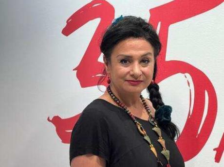 La activista Nilufar Saberi aborda la lucha por la libertad en Irán en una conferencia en Cuenca