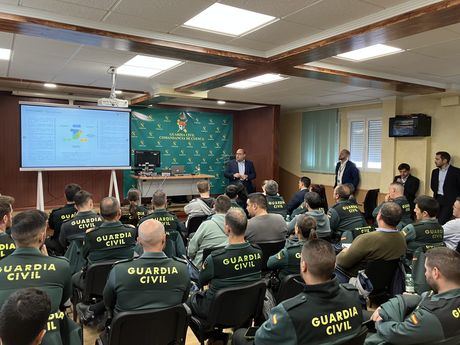 Agentes de la Guardia Civil recibe formación especializada de i-DE para actuar en instalaciones eléctricas