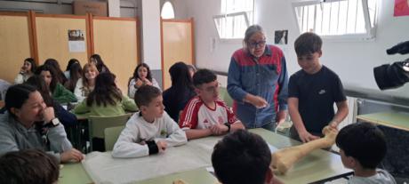 Los alumnos del instituto de Landete se acercan al mundo de la Paleontología de la mano de expertos investigadores