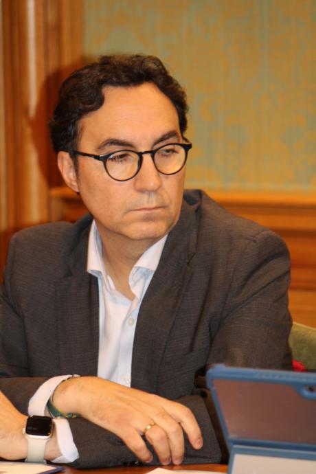 Julián Niño denuncia anuncios “vacíos” sobre el nuevo pabellón