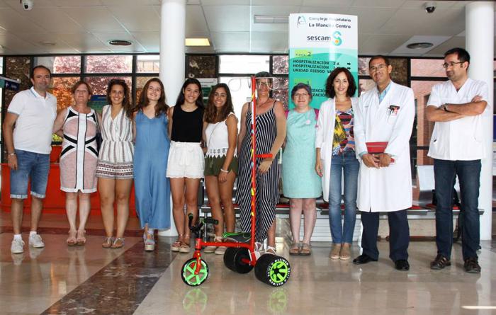 La Asociación Oncofelices y alumnos del Instituto Julián Zarco hacen entrega de un Kiciclo al Hospital Mancha Centro de Alcázar de San Juan