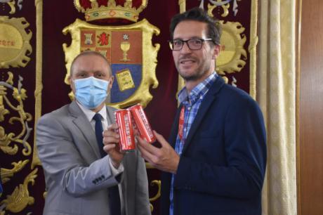 Coca-Cola dedica dos latas personalizadas a la Diputación de Cuenca como reconocimiento a la colaboración que mantienen