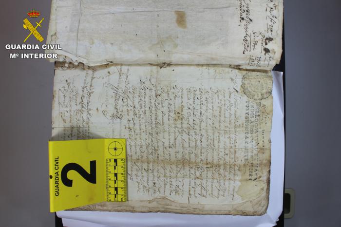 La Guardia Civil recupera dos libros del siglo XVI pertenecientes al archivo municipal de Huete
