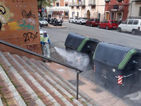 Se incrementan las tareas de limpieza desinfectando calles y superficies en la capital