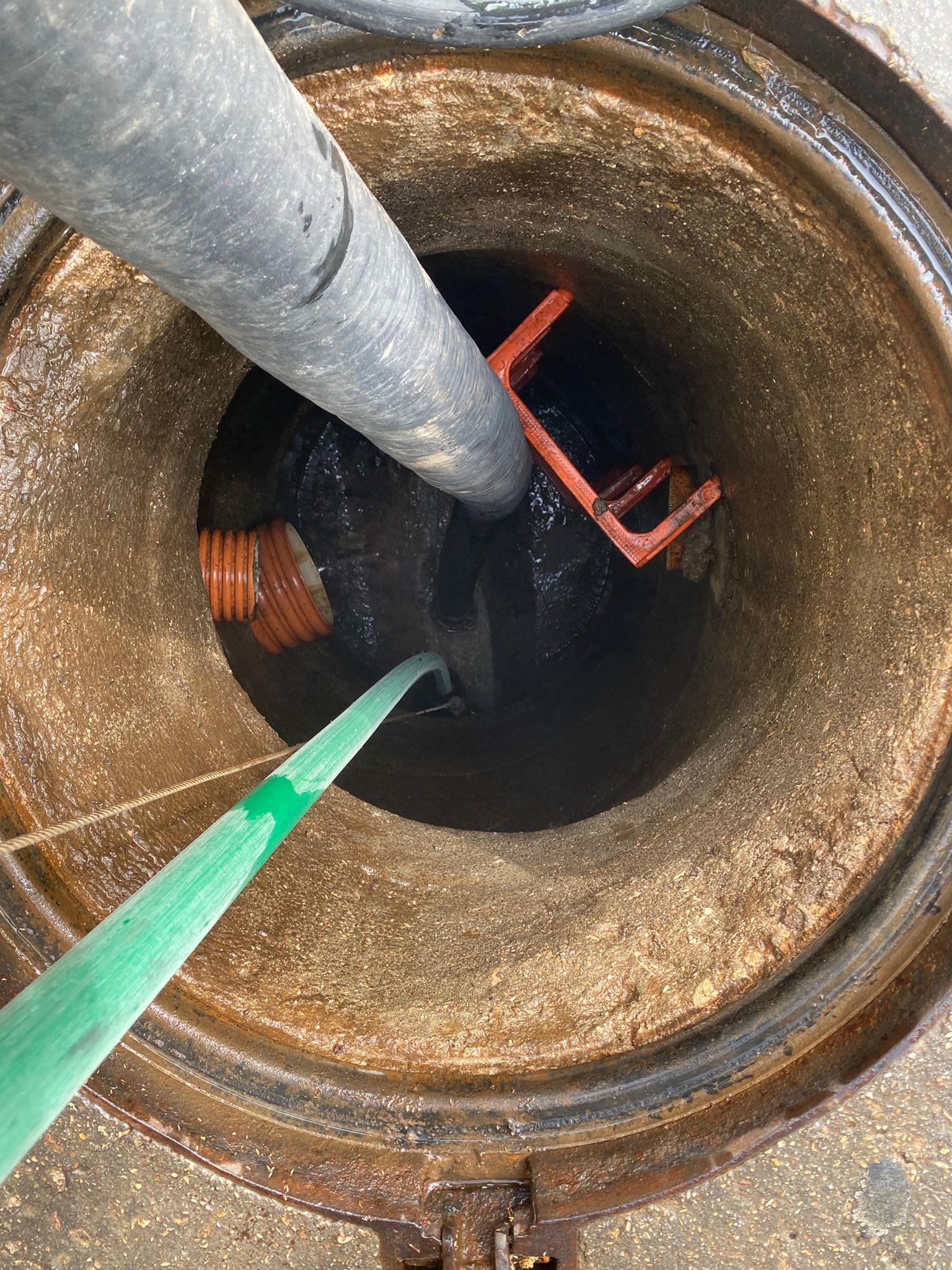 Aguas de Cuenca lleva a cabo una limpieza integral de los colectores de saneamiento en Los Moralejos