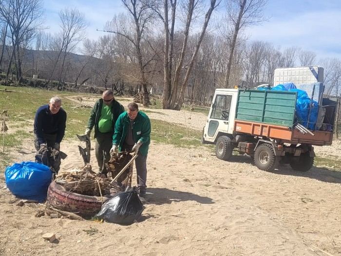 Recogen más de mil kilos de basura del cauce del río Júcar