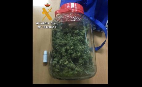 La Guardia Civil detiene a un hombre de 62 años por tráfico de marihuana en la CM-200
