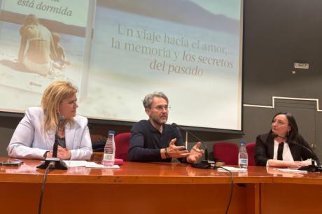 Lleno absoluto para Máximo Huerta en la presentación de ‘Mamá está dormida’ en Cuenca