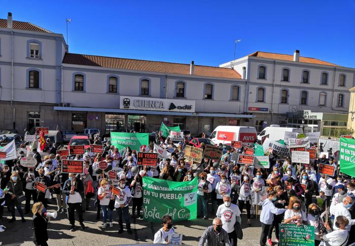 Más de mil personas rechazan en Cuenca la 'venta' de los pueblos a la ganadería industrial