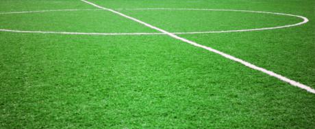 El PSOE de San Clemente lamenta que la “dejadez” de la alcaldesa obligue a que la instalación de césped en el campo de fútbol “nos cueste más a todos los vecinos”