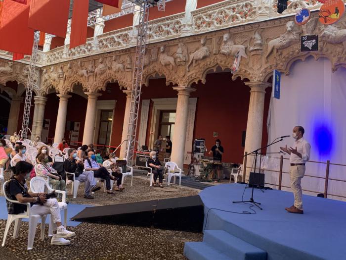 Bellido muestra su apoyo a los proyectos de futuro del Maratón de los Cuentos de Guadalajara, que cumple tres décadas de trayectoria