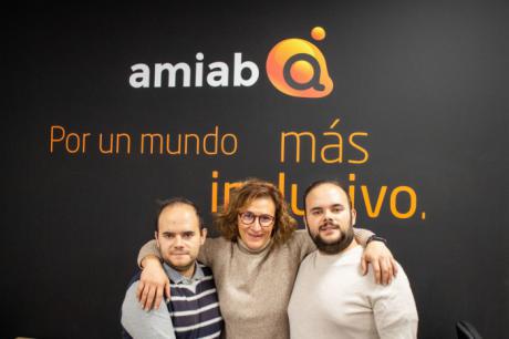 Un trabajador de Amiab Cuenca y su hermano gemelo ambos con autismo participarán en un programa de televisión de entrevistas a personas famosas