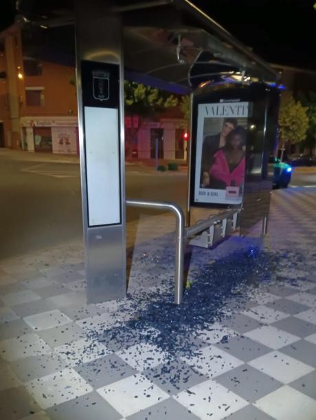 Una marquesina de autobús sufre un ataque vandálico durante la madrugada