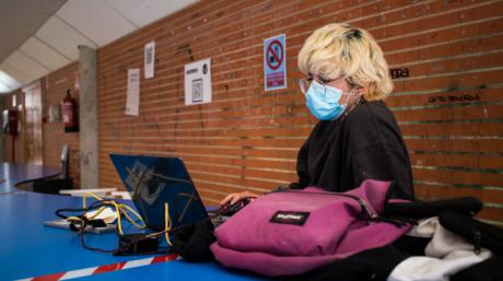 La UCLM recomienda que se mantenga el uso de la mascarilla en aulas, laboratorios y salas de reuniones