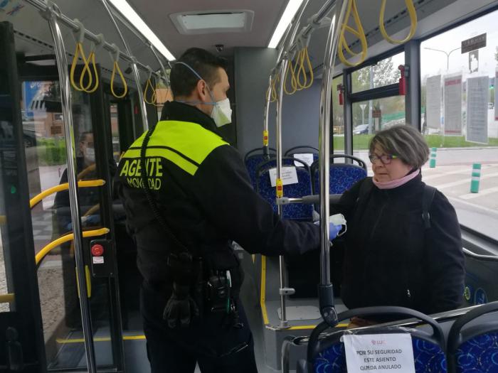 Reparto de mascarillas en el servicio de trasporte urbano