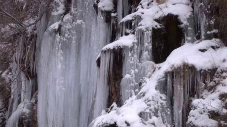 El invierno deja carámbanos de varios metros en el Nacimiento del Río Cuervo