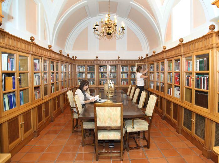 Cuatro jóvenes investigadoras reciben las ayudas de investigación en ciencias sociales y jurídicas de las Cortes y la UCLM