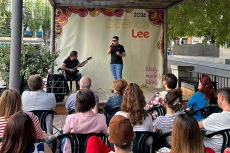 El ‘Micro Colgao’ debuta con éxito en la Feria del Libro Cuenca Lee 2026