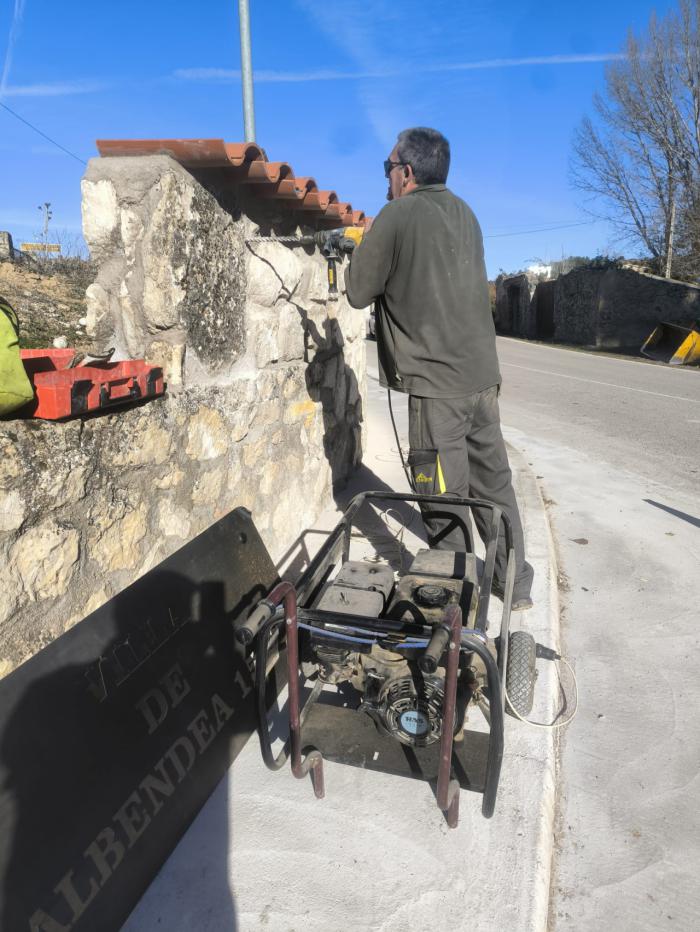 Albendea rinde homenaje a sus antepasados con una placa conmemorativa del título de villa de 1537