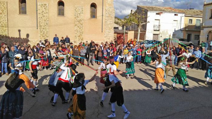 El presidente de CEDER Alcarria Conquense, Vicente Caballero, apoya la lucha por mantener vivas las tradiciones y conservar el patrimonio cultural del Grupo de Danzas y Paloteos de Moncalvillo de Huete