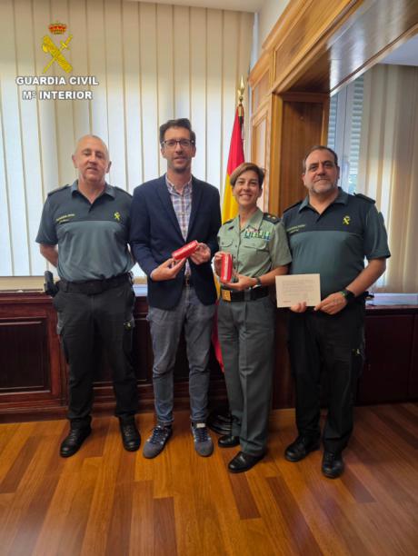 La Guardia Civil de Cuenca recibe dos latas personalizadas de Coca-Cola